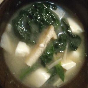 豆腐と油揚げとほうれん草の味噌汁